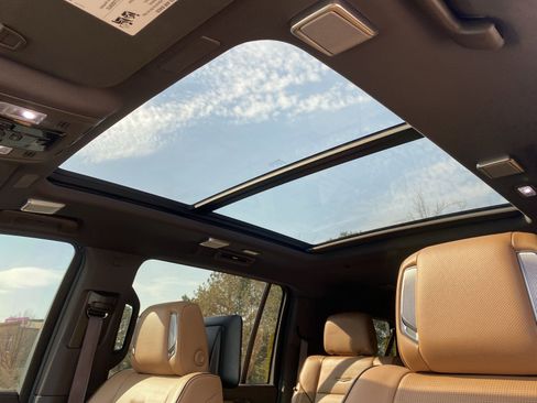 Used 2025 Cadillac Escalade ESV Premium Luxury w/ Touring Package image 8