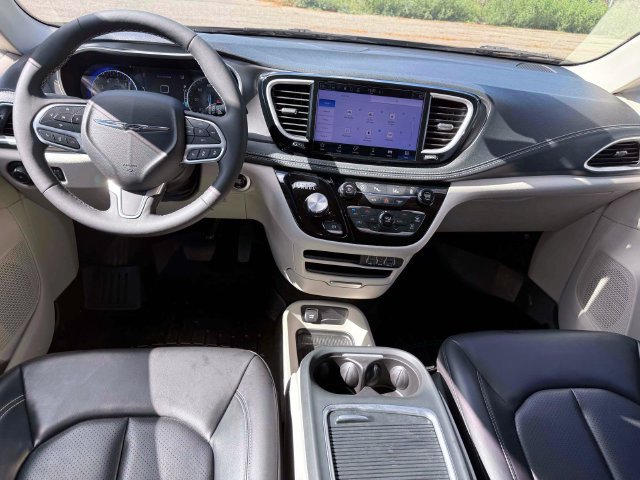Used 2023 Chrysler Pacifica Touring-L AWD/4WD image 15