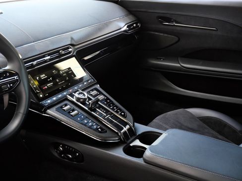 Used 2025 Aston Martin V8 Vantage Coupe RWD image 10