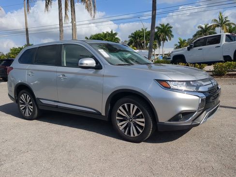 Used 2020 Mitsubishi Outlander ES image 2