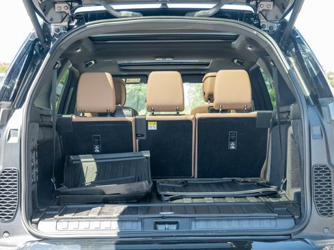 Certified 2025 Land Rover Discovery Dynamic SE AWD/4WD image 38