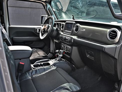 Used 2019 Jeep Wrangler Unlimited Sahara AWD/4WD image 12