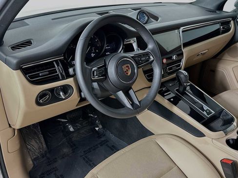 Certified 2025 Porsche Macan image 4