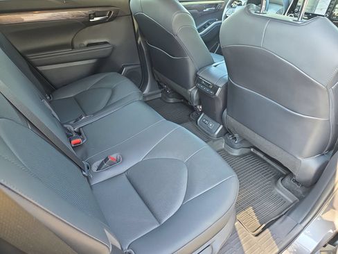 Used 2020 Toyota Highlander Limited FWD image 11