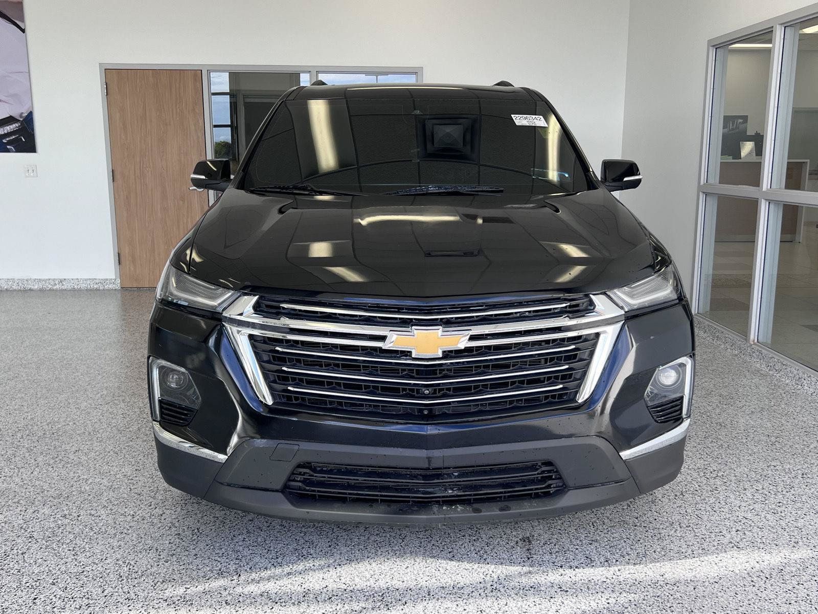 Used 2023 Chevrolet Traverse LT w/ LT Premium Package AWD/4WD image 2