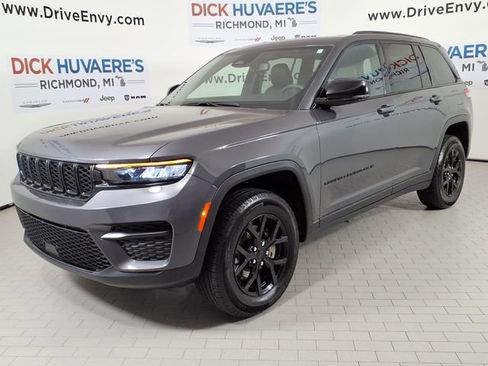 Used 2024 Jeep Grand Cherokee Altitude AWD/4WD image 1