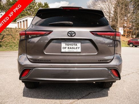Used 2024 Toyota Highlander Limited FWD image 6