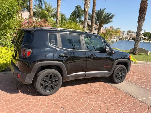 Used 2018 Jeep Renegade Trailhawk w/ Popular Equipment Group AWD/4WD image 8