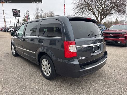 Used 2013 Chrysler Town & Country Touring image 7