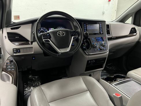 Used 2019 Toyota Sienna XLE image 9