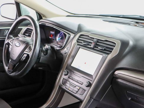 Used 2019 Ford Fusion SE image 25