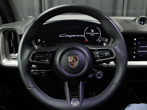 Certified 2025 Porsche Cayenne AWD/4WD image 11