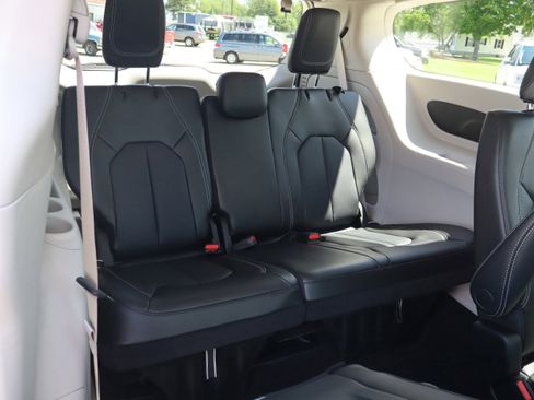Used 2024 Chrysler Pacifica Touring-L FWD image 12