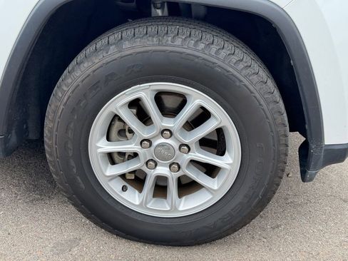 Used 2018 Jeep Grand Cherokee Laredo RWD image 16
