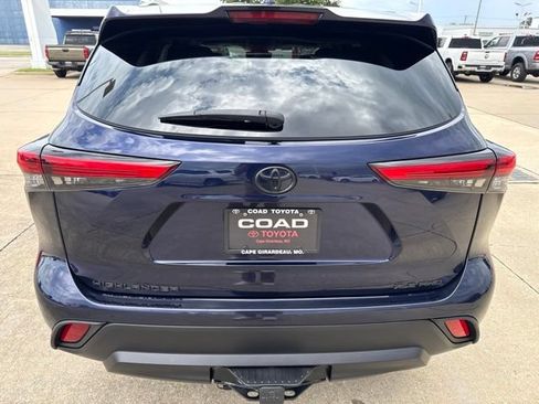 Certified 2021 Toyota Highlander XLE AWD/4WD image 4