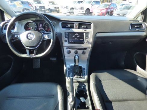 Used 2017 Volkswagen Golf SE image 2