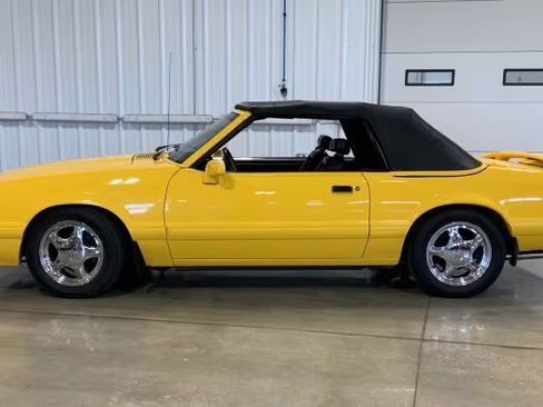 Used 1993 Ford Mustang LX RWD image 2