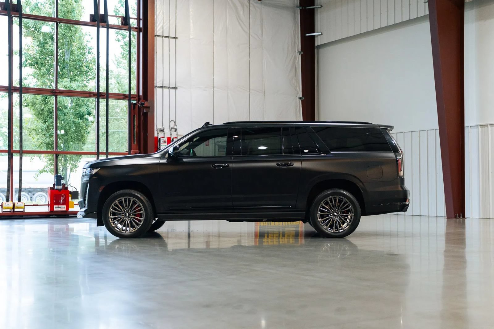 Used 2024 Cadillac Escalade ESV V AWD/4WD image 15