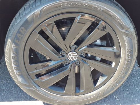 Certified 2022 Volkswagen Atlas Cross Sport SE w/ Black Wheel Package image 9