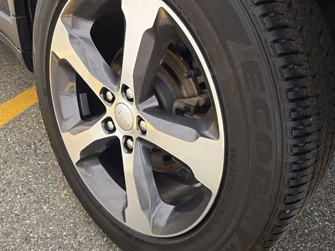 Certified 2023 Jeep Grand Cherokee Limited image 12