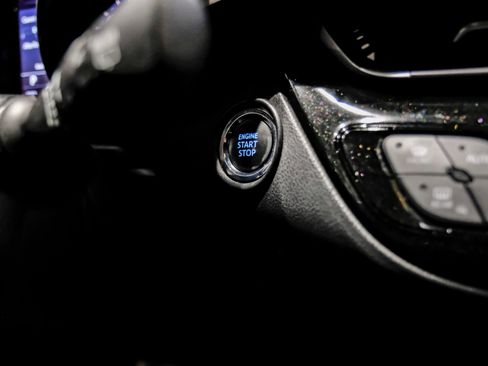 Used 2019 Toyota C-HR XLE FWD image 22