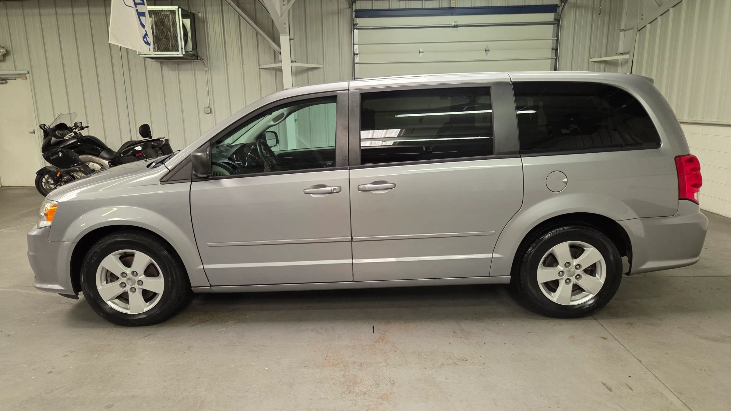 Used 2013 Dodge Grand Caravan SE FWD image 3