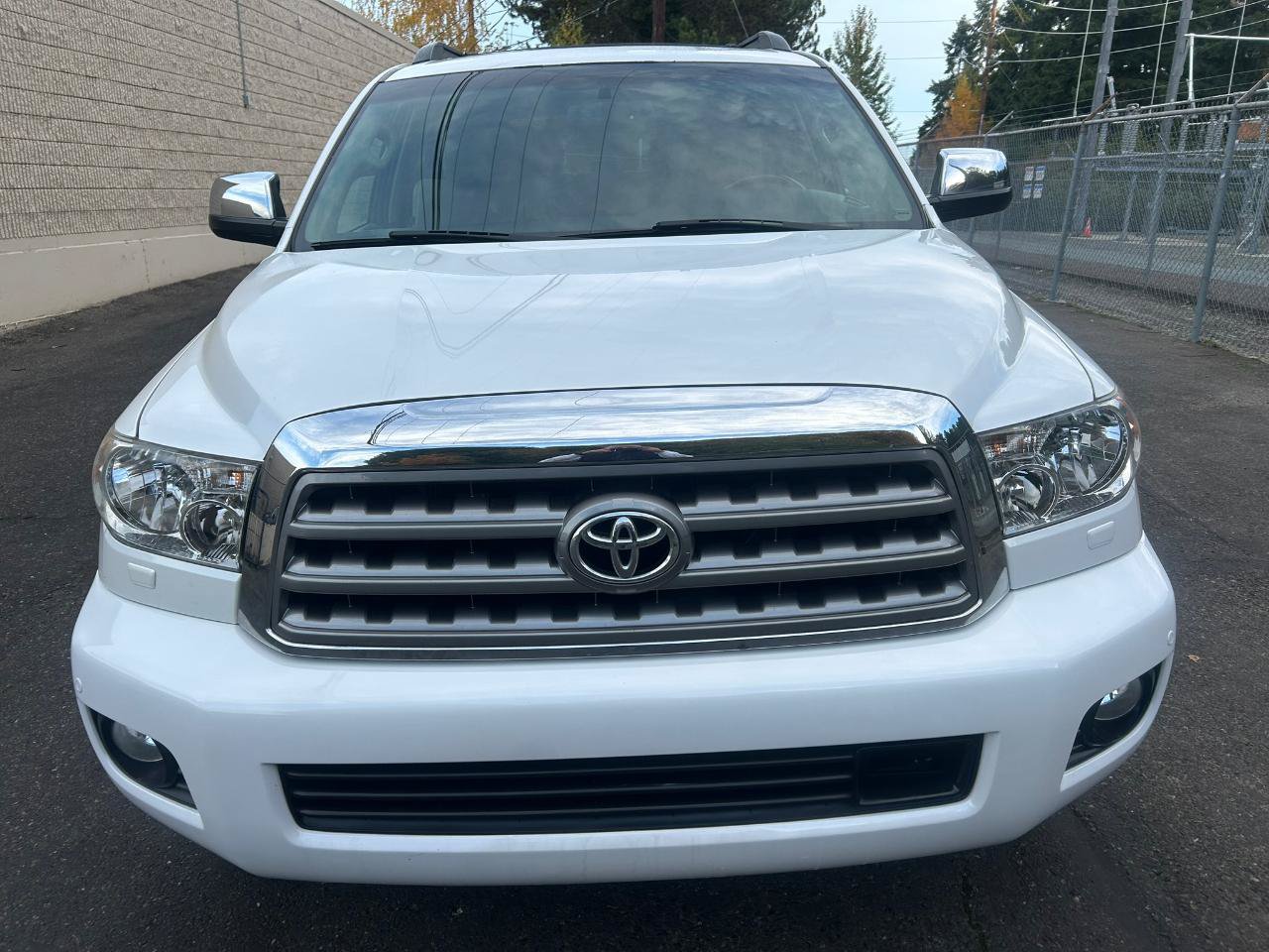Used 2014 Toyota Sequoia Platinum w/ Preferred Accessory Package AWD/4WD image 2