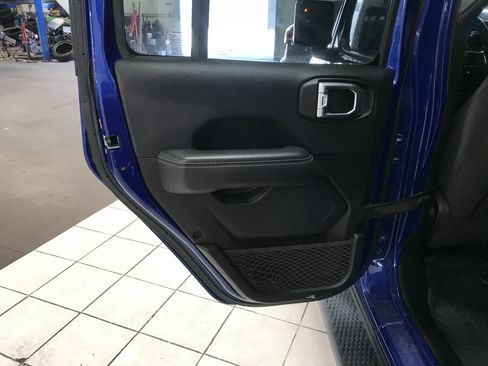 Used 2018 Jeep Wrangler Unlimited Sahara AWD/4WD image 9