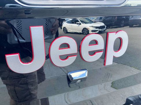 Used 2025 Jeep Gladiator Rubicon w/ Convenience Group AWD/4WD image 33