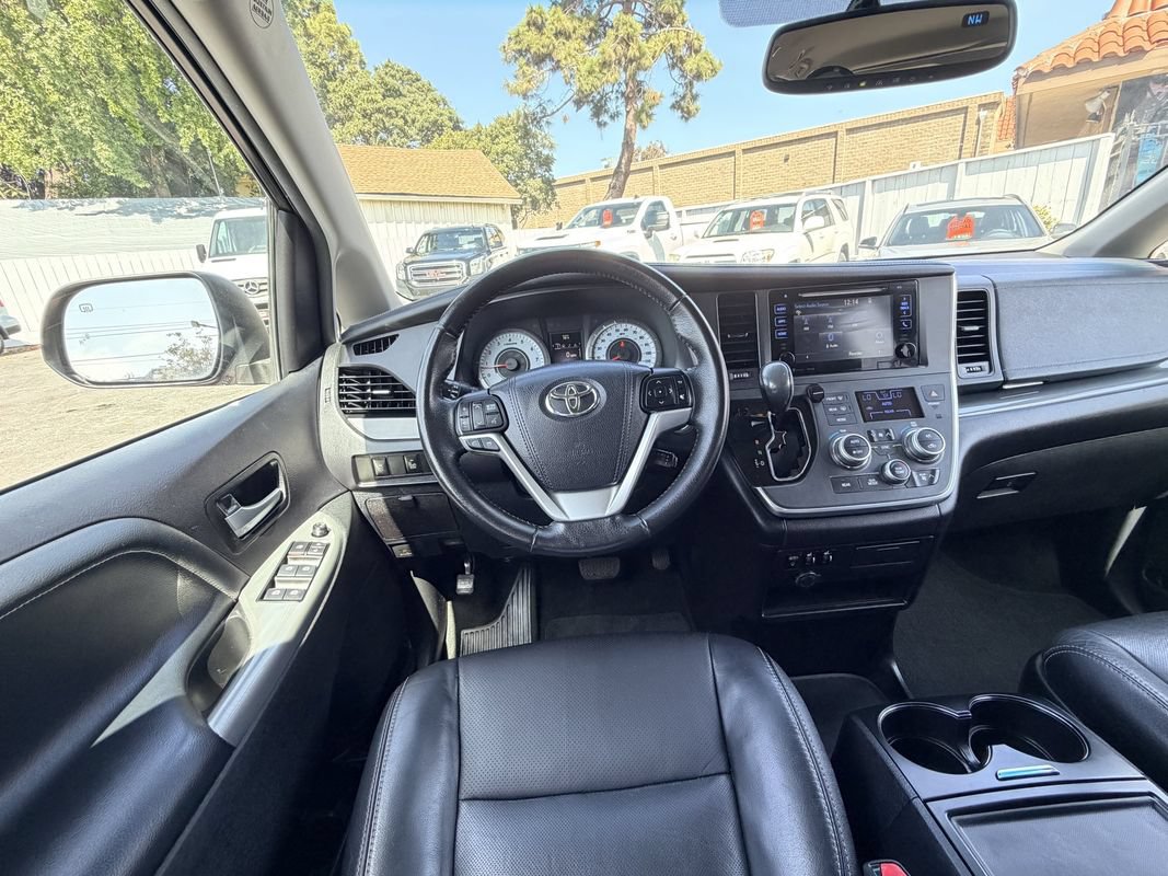 Used 2017 Toyota Sienna SE w/ SE Preferred Package FWD image 30