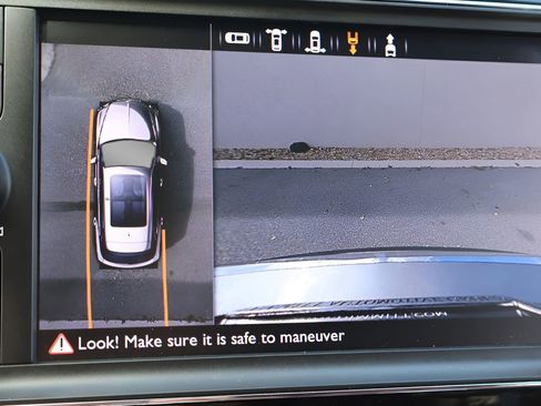 Used 2020 Bentley Bentayga image 26