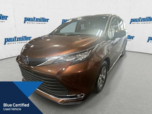 Used 2023 Toyota Sienna XLE FWD image 1