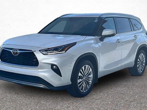 Used 2026 Toyota Highlander Platinum image 4