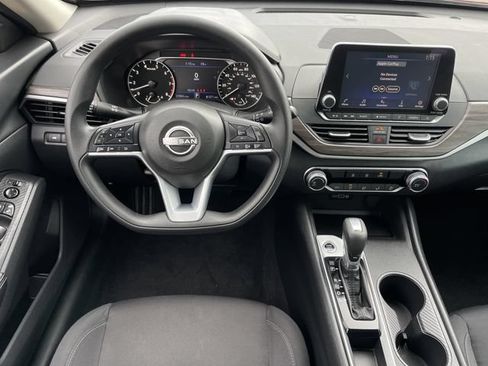 Used 2025 Nissan Altima 2.5 SV FWD image 10