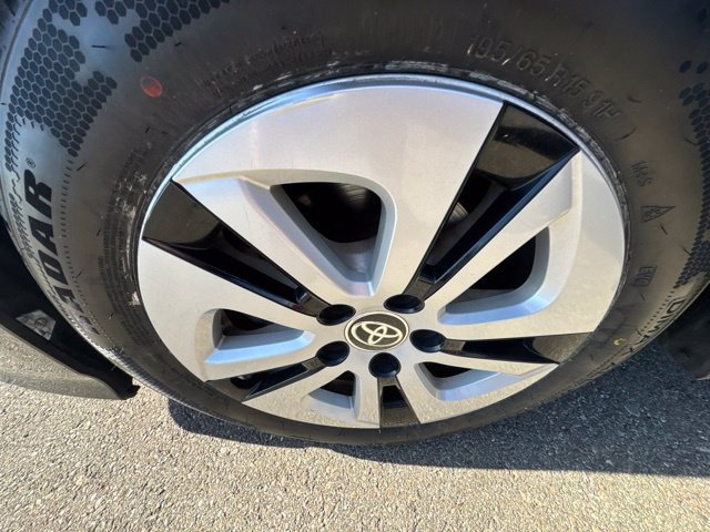Used 2017 Toyota Prius Three w/ Carpet Mat Package FWD image 9