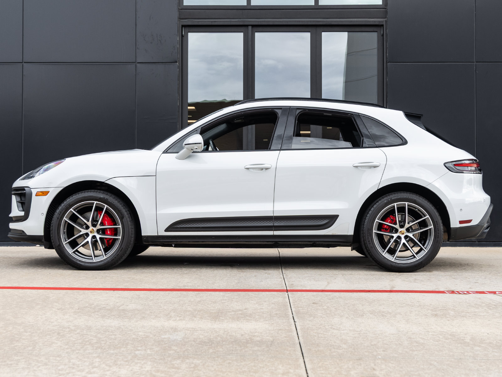 Used 2022 Porsche Macan S AWD/4WD image 2
