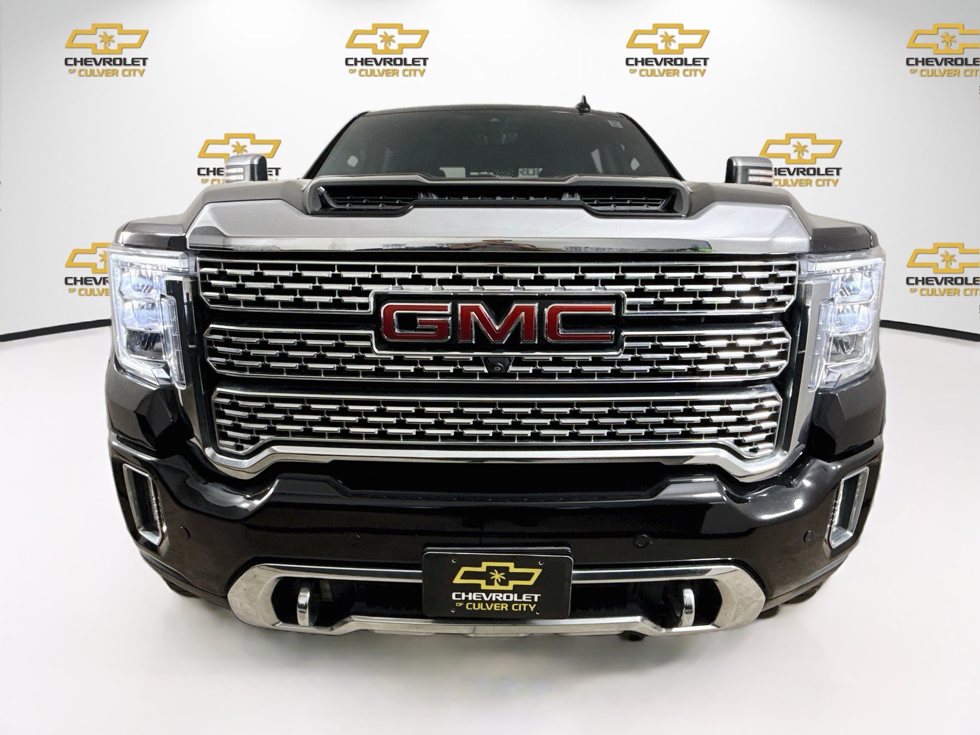 Used 2022 GMC Sierra 3500 Denali w/ Denali Black Diamond Edition AWD/4WD image 2