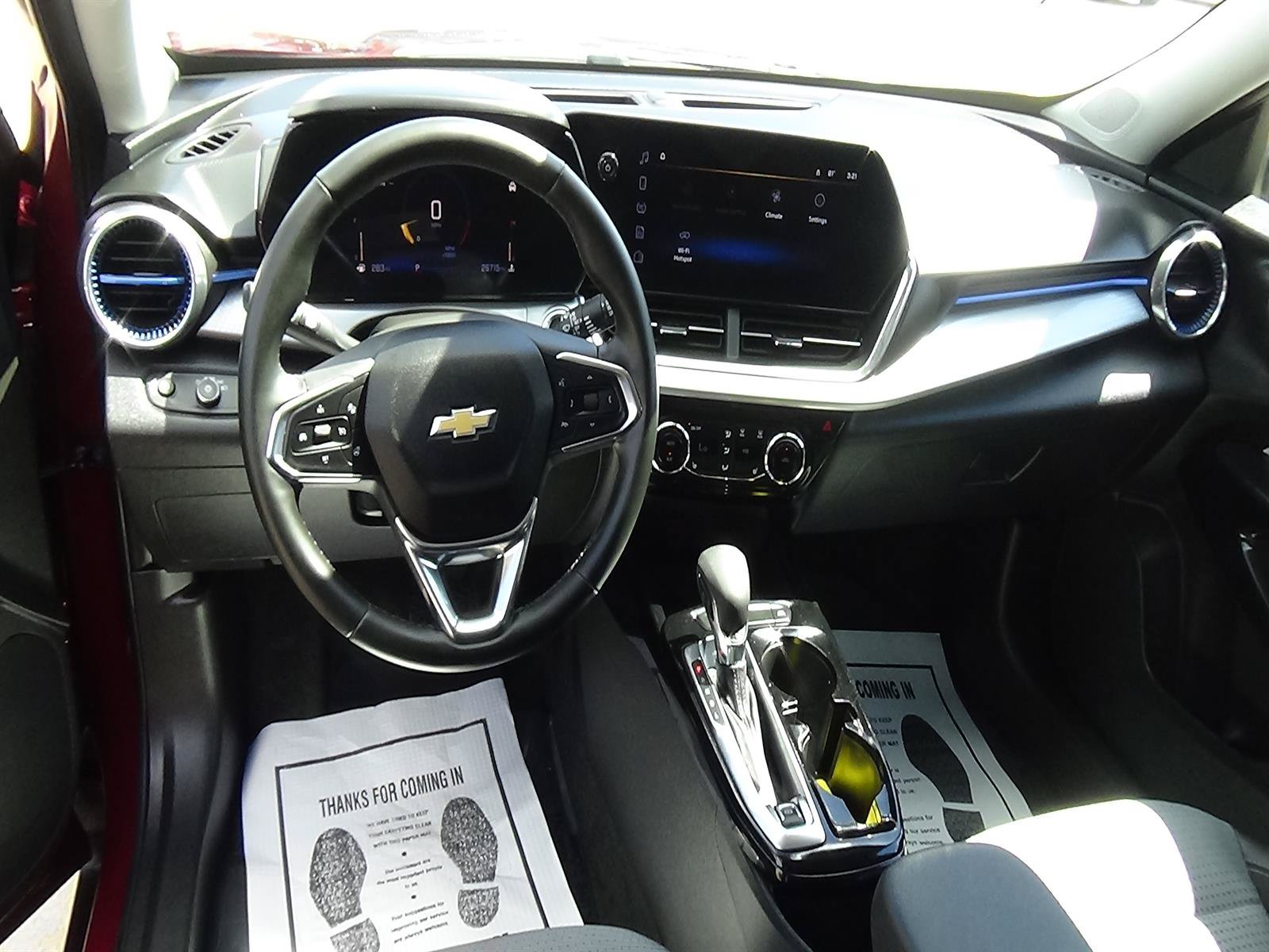 Used 2025 Chevrolet Trax LT w/ LT Convenience Package FWD image 13