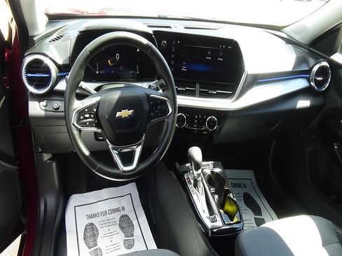 Used 2025 Chevrolet Trax LT w/ LT Convenience Package FWD image 13