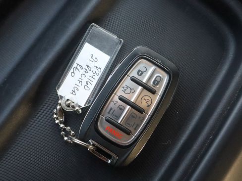 Used 2021 Chrysler Pacifica Touring image 34