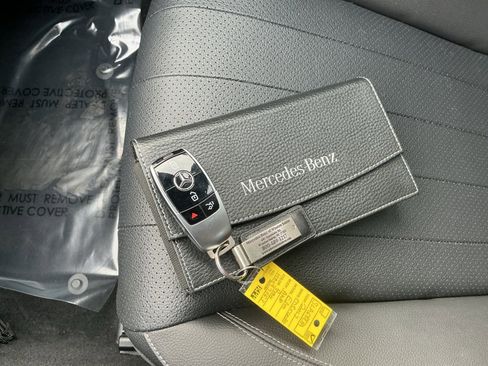 Used 2017 Mercedes-Benz E 300 4MATIC image 38