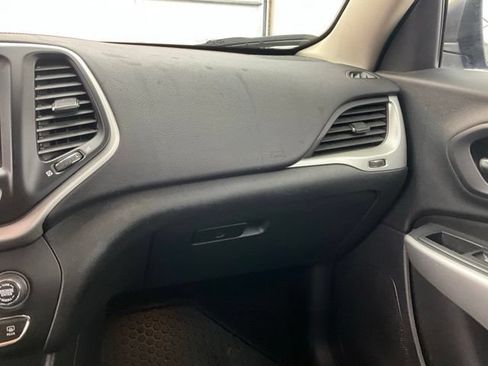 Used 2017 Jeep Cherokee Trailhawk AWD/4WD image 9