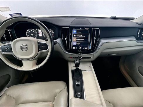 Used 2018 Volvo XC60 T5 Momentum w/ Vision Package image 21