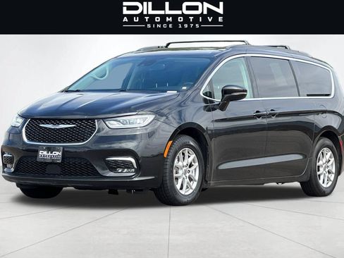Used 2022 Chrysler Pacifica Touring-L FWD image 8