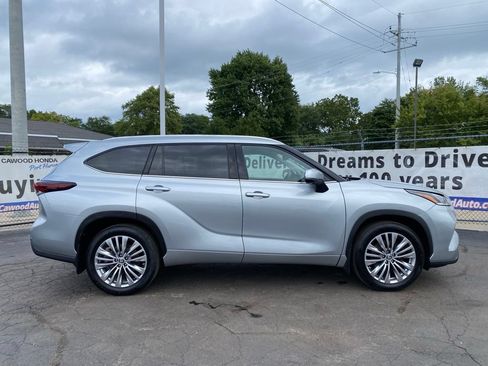 Used 2024 Toyota Highlander Platinum AWD/4WD image 2