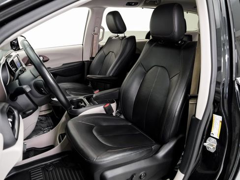 Used 2018 Chrysler Pacifica Touring-L FWD image 4