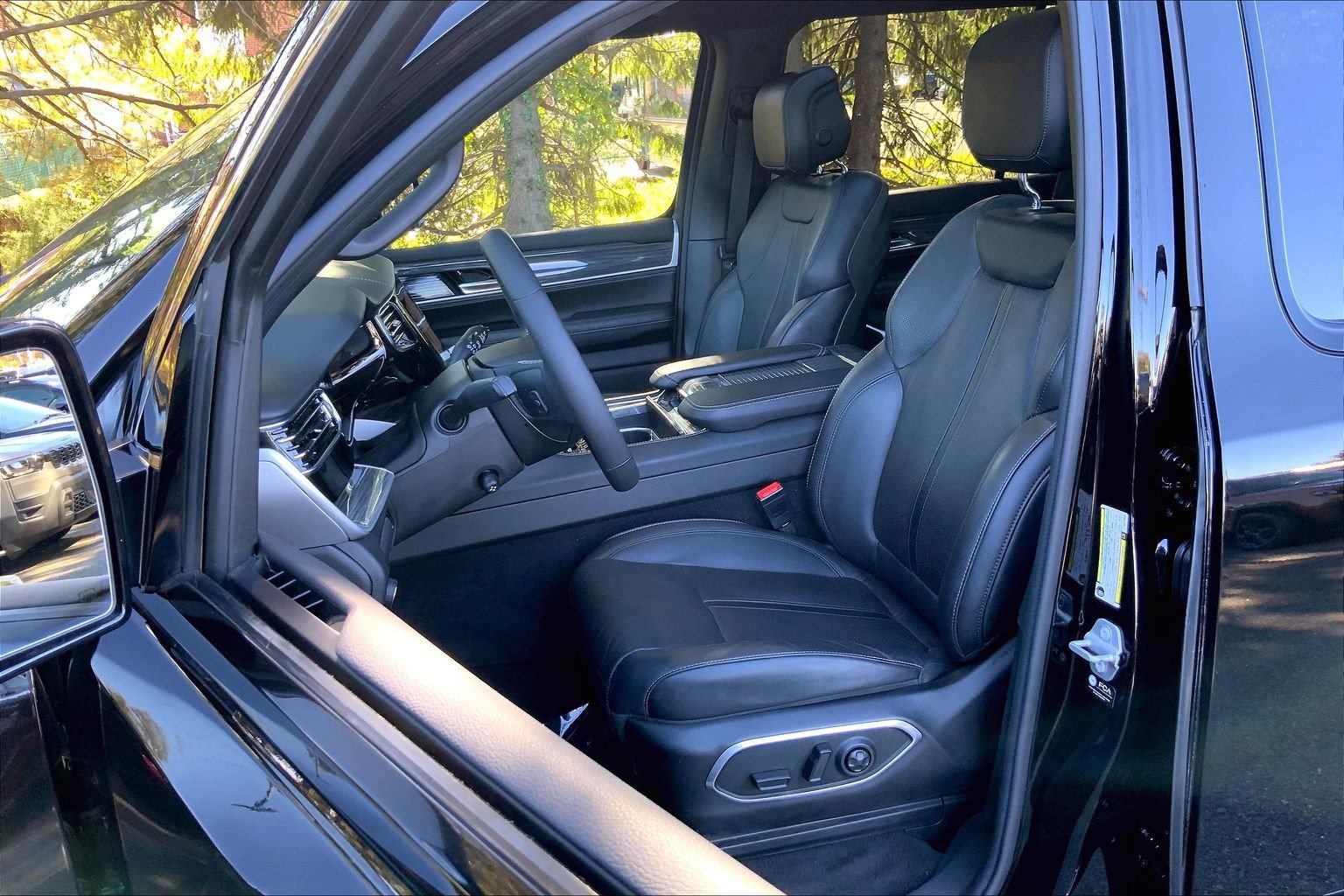 Used 2022 Jeep Wagoneer Series III w/ Premium Group I AWD/4WD image 7