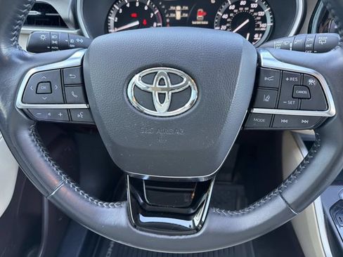 Used 2020 Toyota Highlander XLE AWD/4WD image 25