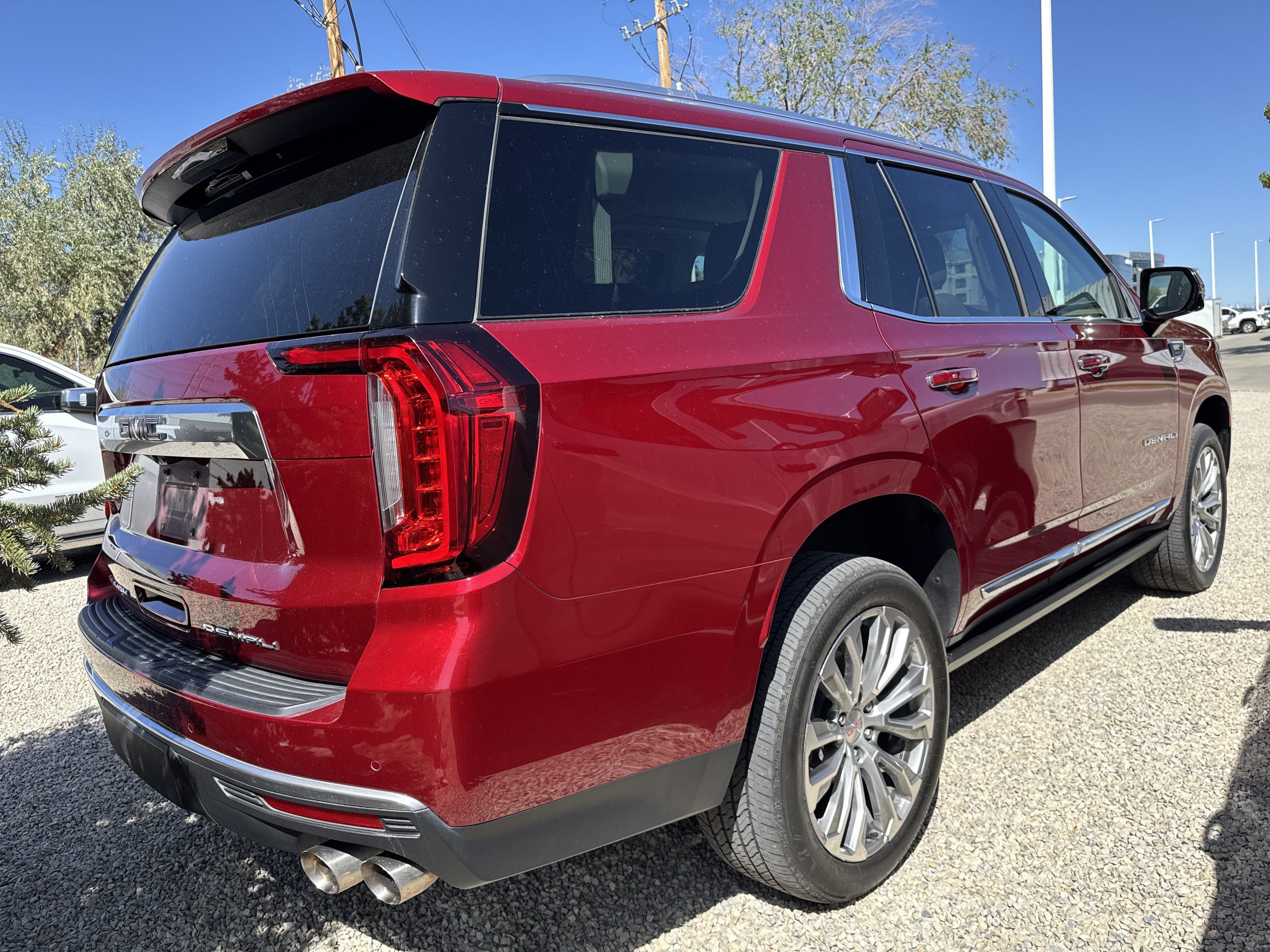 Used 2022 GMC Yukon Denali w/ Denali Premium Package AWD/4WD image 3