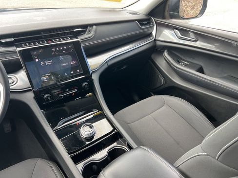 Used 2023 Jeep Grand Cherokee Laredo image 24